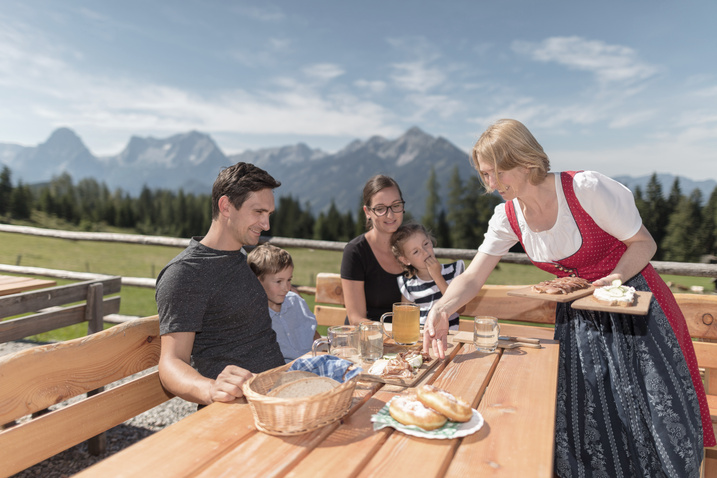 PyhrnPrielWanderrastWirtin_OberoesterreichTourismusGmbHDanielHinterramskogler.jpg